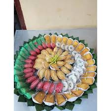 Paket kue mini nampan terdiri dari klepon, lemper bakar, sosis solo, kue mangkok, soes vla dan chickenball Kue Tampah 1 Shopee Indonesia