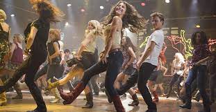 Footloose 2011 full movie, city teenager ren maccormack moves to a small town where rock music and dancing have been banned, and his rebellious spirit shakes up the populace. Footloose Film 2011 Trailer Kritik Kino De