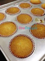 150 g mentega 185 g tepung naik sendiri 150 gram gula kastor 1/2 sudu teh soda bikarbonat 3 biji telur 1 sudu teh vanilla untuk ising: Resepi Vanila Cupcake Gebu Sedap Dan Cair Di Mulut Dapur Ibucergas Com