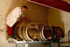 Elaborer Un Vinaigre De Haute Qualite Exige Parfois Un Peu D Acrobatie Photos Olivier Roux Vinaigre