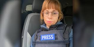 Una giornalista palestinese parla degli attacchi di Israele alla città di  Tulkarem in Cisgiordania