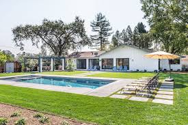 Villa colibri features a stunning pool with a waterfall and hot tub, an outdoor kitchen, grill, fire pit it is a quick 15 minute drive to the sonoma plaza, 20 minutes to calistoga, and 30 minutes to napa valley. Stunning And Luxurious Home With Pool Spa And Contemporary Amenities Sonoma