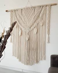 Bugun Yolcu Ettigimiz Makrome Duvar Dekorumuz Bu Modeli Ilk Once Vizon Sonra Yesil Tonda Uygulamistik Simdide Ekru Renk Decorating Small Spaces Macrame Crafts