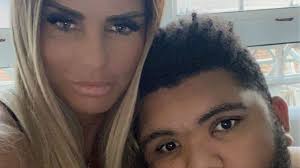 Katie price gibt ihren behinderten sohn harvey ins heim. Katie Price Sohn Harvey Ist Jetzt Auf Dem Weg Der Besserung Promiflash De