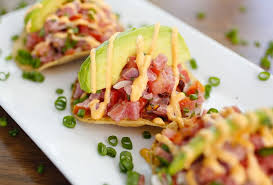 3,7 (7 votos) 1 comentario. Te Decimos Como Preparar Unas Tostadas De Atun Fresco Y Aguacate