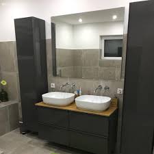 Sicak Renkler Ve Ahsap Mobilyalarla Modern Stil Bir Ev Ev Gezmesi Mobilya Modern Banyo