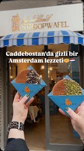 Bugün Holland Stroopwafel’deyiz , Burada hazır hamur yok…, Her şey siparişle birlikte, sıcacık hazırlanıyor , Waffle makinesinde pişen o incecik hamur, ortadan ikiye ayrılıyor ve gerçek karamel ile ...