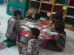 Download now menggambar batik motif bunga mudah lho. Mewarnai Batik Begini Cara Sekolah Ini Kenalkan Seni Budaya Pwmu Co Portal Berkemajuan
