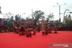 Selamat hari raya / suasana riang di hari raya / selamat berhari raya / aidilfitri / allahu akhbar / rap raya / seloka hari raya / suasana hari raya. Peneliti Penari Bali Tak Jadikan Tari Sebagai Penghasilan Utama Antara News