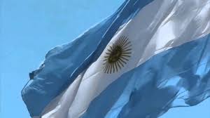La bandera de la república argentina está conformada por tres franjas horizontales, su franja central es de color blanco y las dos restantes de color celeste fuerte. Bandera Argentina Flameando Youtube