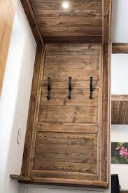 Alte Ture Zur Garderobe Umfunktioniert Mit Handgeschmiedeten Kleiderhaken Alte Turen Ferienwohnung Wohnung