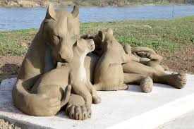 Deres farve hjælper dem med at camouflere sig blandt det lyse savannegræs. Lioness With Cubs Waco Sculpture Zoo