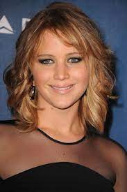 Jennifer Lawrence Wavy Cropped Shoulder Length With Caramel Highlights Thick Hair Styles Medium Hair Styles Long Bob Hairstyles