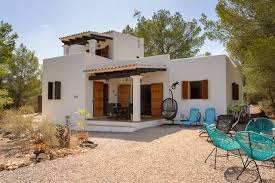 Decouvrez Ce Fabuleux Logement A Illes Balears Mediterranean Homes Mediterranean Homes Exterior Spanish Style Homes