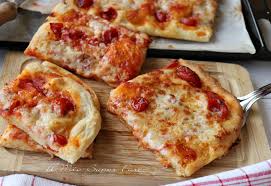 Per la pizza con le cipolle dovrete considerare di cuocerla per circa 23 minuti, controllate comunque sempre il fondo della pizza, se sarà ben dorato allora la pizza è pronta. Pizza Al Taglio Fatta In Casa Soffice E Gustosa Ricetta Facile