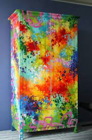 Wer ein perfektes ergebnis wünscht, muss sehr sauber, präzise und geduldig arbeiten. Bunt Bemalte Mobel Zum Selbermachen Fur Mehr Farbe Zu Hause Graffiti Mobel Gemalter Schrank Bunt Bemalte Mobel
