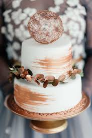 Hochzeit Deko Zur Hochzeit In Weiss Kupfer Fur Ein Elegantes Rustikales Ambiente De Hochzeitstorte Winter Torte Zur Goldenen Hochzeit Winterhochzeitstorten