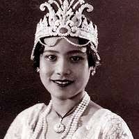 人自河中穿過塔千坪森林. 1930s Taiwan, public domain image.