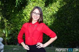 Real estate Agent Riley Reid services a thick Cock 11 photos