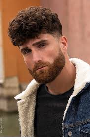 I capelli ricci per l'uomo sono assolutamente meravigliosi ma, allo stesso tempo, rappresentano croce e delizia. Tagli Capelli Uomo Moda Inverno 2020 Daily Man
