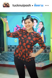 ศิริพร อยู่ยอด เป็นบุตรคนโตในจำนวนพี่น้อง 2 คนของนางเกศกนก สิทิมรัตน์ แต่ไม่ทราบชือบิดา ตั๊ก เริ่มต้นร้องเพลงตั้งแต่อายุ 14 ปี แต่. à¹€à¸‰à¸¥à¸¢à¸„à¸§à¸²à¸¡à¹€à¸› à¸° à¸• à¸ à¸¨ à¸£ à¸žà¸£ à¸— à¸¡à¸²à¸‚à¸­à¸‡à¸« à¸™à¹€à¸žà¸£ à¸¢à¸§à¸šà¸²à¸‡à¹à¸šà¸šà¸› à¸‡à¹† Daradaily