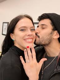 Elle Hatton (@ellenoelhatt)