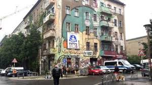 Am mittwochmorgen ist der streit um das besetzte haus „rigaer straße 94″ im berliner. Randale Im Kiez Um Die Rigaer Strasse Wieder Steinwurfe Auf Polizisten In Friedrichshain Berlin Tagesspiegel