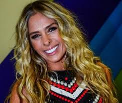 A apresentadora xuxa meneghel faz ensaio fotográfico para o programa de sabrina sato e conta detalhes de seu dia a dia. Eternas Rivais Adriane Galisteu Da Alfineta Em Xuxa Meneghel Durante Entrevista