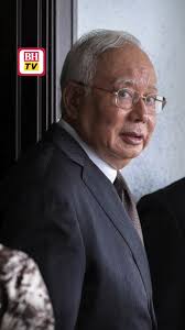 Laungan 'Bossku' sambut ketibaan Najib di Mahkamah Bekas Perdana Menteri,  Datuk Seri Najib Tun Razak tiba di Istana Kehakiman Putrajaya pada Rabu  bagi mendengar keputusan semakan kehakiman Jabatan Peguam Negara (AGC)  berkaitan