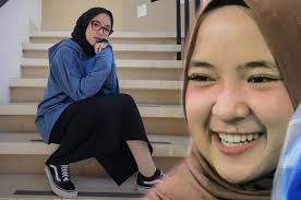 Nissa sabyan, vokalis sabyan gambus yang penampilannya kerap menghipnotis penonton kini mendapat gaji hingga rp 35 miliar dari youtube. Penyanyi Cantik Nissa Sabyan Ternyata Lulusan Sekolah Otomotif Bikin Anak Bengkel Melongo Semua Halaman Gridoto Com