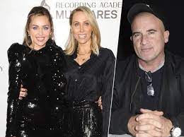 Miley Cyrus bruidsmeisje op het huwelijk van haar moeder Tish en Prison Break-acteur Dominic Purcell | Show | bd.nl