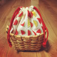 浴衣に似合う巾着付きカゴバッグを100均の材料で 手ぬぐい カゴ 紐 これだけあれば作れちゃう 簡単 可愛い リーズナブルの3拍子揃ったお手軽diy 作り方と作品例をご紹介します 巾着 カゴバッグ 作り方 バッグの作り方