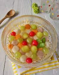 白 ピンク オレンジの白玉団子と さくらんぼやマスカットなどの丸いフルーツを浮かべた カラフルでコロコロとした見た目が楽しいフルーツポンチです ピンクの白玉団子はいちごジャム オレンジの白玉団子はニンジンジュースで色付けしています フルーツは丸く