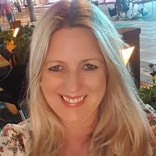 Samantha Arnold's Instagram, Twitter & Facebook