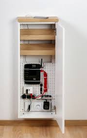 Um Ihre Telefonbuchse Herum Herrscht Chaos Lassen Sie Wlan Router Ladegerate Und Den Kabelsalat Rund Um Die Telefonbuchse In Telefonschrank Haus Deko Router