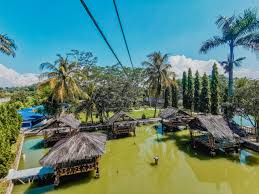 Harga naik rakit lewi karet rp 10.000,00 Intip Wahana Di Kampoeng Jati Wisata Pedesaan Di Bojongpicung Cianjur