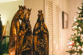 Three kings inheritance, all three kings were rank five gu masters. Hd Wallpaper Three Kings Figurines Christmas Decor Christmas Decoration Wallpaper Flare