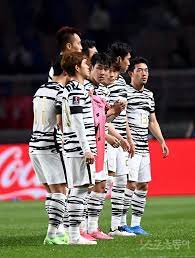 축구 남자 국가대표 공격수 김신욱(가운데)이 9일 고양종합운동장에서 열린 스리랑카와의 카타르월드컵 아시아 지역 2차 예선 경기 전반 15분 선제골을 넣은 뒤 유상철 전 감독의 이름과 선수 시절 등번호 6번이 새겨진 대표팀 선수복을 벤치에서 건네받아 세리머니를 하고 있다. Zjk7eyvwdshbnm