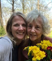 Bernadette Knott's Instagram, Twitter & Facebook