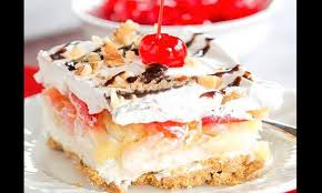 Ananas Bananes Et Fraises Un Gateau Aux Fruits Sans Cuisson Des Plus Decadents Banana Split Dessert Baked Banana Banana Split Cake