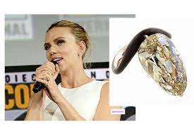 Scarlett Johansson Has The Most Epic Engagement Ring And She Debuted It At Comic Con 2019 We Have All Th Celebrity Jewelry Scarlett Johansson Engagement Rings