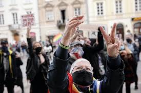 19 grudnia podczas protestu pamięci ofiar kościoła katolickiego pod kościołem św. Babcia Kasia Mowi Jak Policja Atakuje Strajk Kobiet Wywiad Natemat Pl