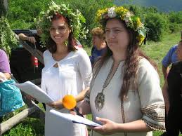 Da dieses brauchtum auch zum christlichen festanlass passte, wurde es übernommen. Oficialen Turisticheski Portal Na Obshina Troyan Fest Der Krauter Des Berges Und Des Tourismus Johannistag