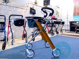 auch laub und schlamm muss nicht mit dem rollator in die wohnung dank indoorrollator kleiner esstisch zuhause wolle kaufen