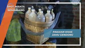 Model baju yang bold dari sentuhan kain tile membuat gamis ini memiliki volume lebih pada bagian rok. Kain Jarik Dan Pakaian Khas Penjual Jamu Gendong Semarang