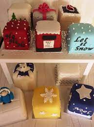 Learn how to make two ways, traditional and paneled fondant using gold paint and a creme brulee torch! A Selection Of Mini Square Christmas Cakes From Cakes In France A Rich Fruit Cake Cove Christmas Cake Designs Mini Christmas Cakes Christmas Cake Decorations