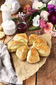 Scones Irische 15 Minuten Brotchen Fur Ein Gemutliches Fruhstuck Knusperstubchen Rezept Irische Rezepte Rezepte Schottische Rezepte