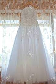 Die mode und die wahl des brautkleid bei der hochzeit bleibt die. Brautkleid Auf Einem Bugel Lizenzfreie Fotos Bilder Und Stock Fotografie Image 10699227