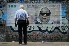 Una multitud colmó la plaza de mayo para acompañar a la mandataria durante el homenaje a néstor kirchner en la casa rosada y escuchar las palabras del último discurso como presidenta del país. Mobster Of Plaza De Mayo By No Touching Ground Ba Street Art