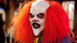 19-årig man knivskuren av clown i Varberg